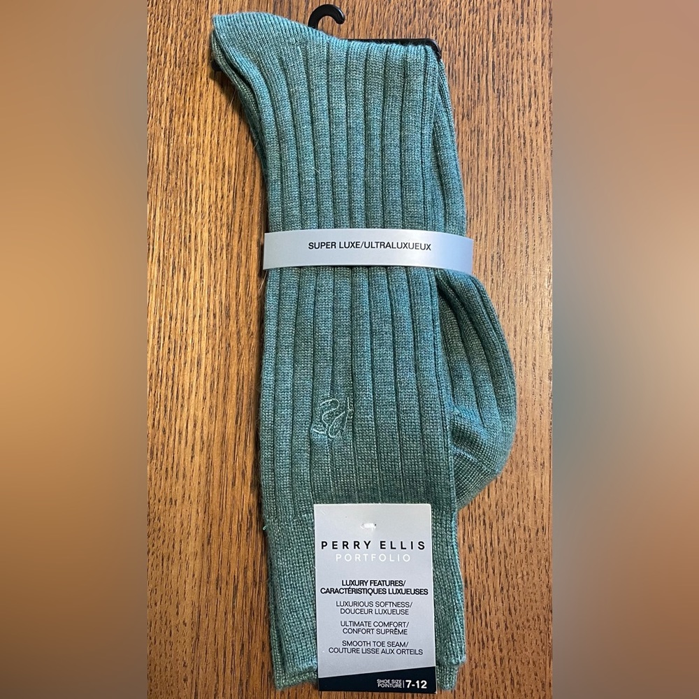 Perry Ellis super luxe green dress socks